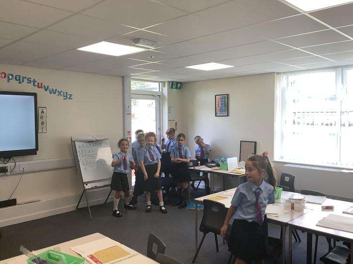 Animals including humans. Do all animals have the same diet? The children completed a prior learning quiz then studied carnivores, herbivores and omnivores. 🦁🦒👦