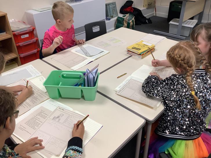 Animals including animals- The children learned all about Wilhelm Röntgen who invented X-rays. 🩻 They created a fact file all about him. 📝