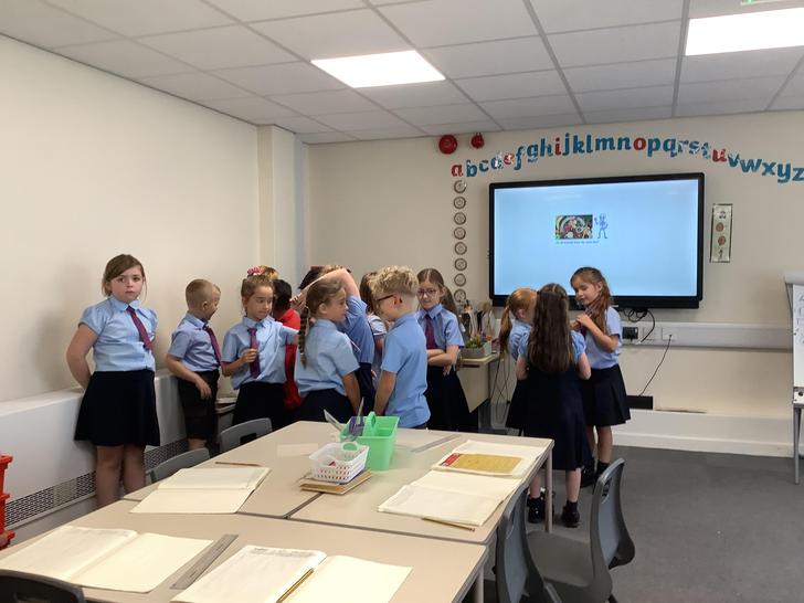Animals including humans. Do all animals have the same diet? The children completed a prior learning quiz then studied carnivores, herbivores and omnivores. 🦁🦒👦